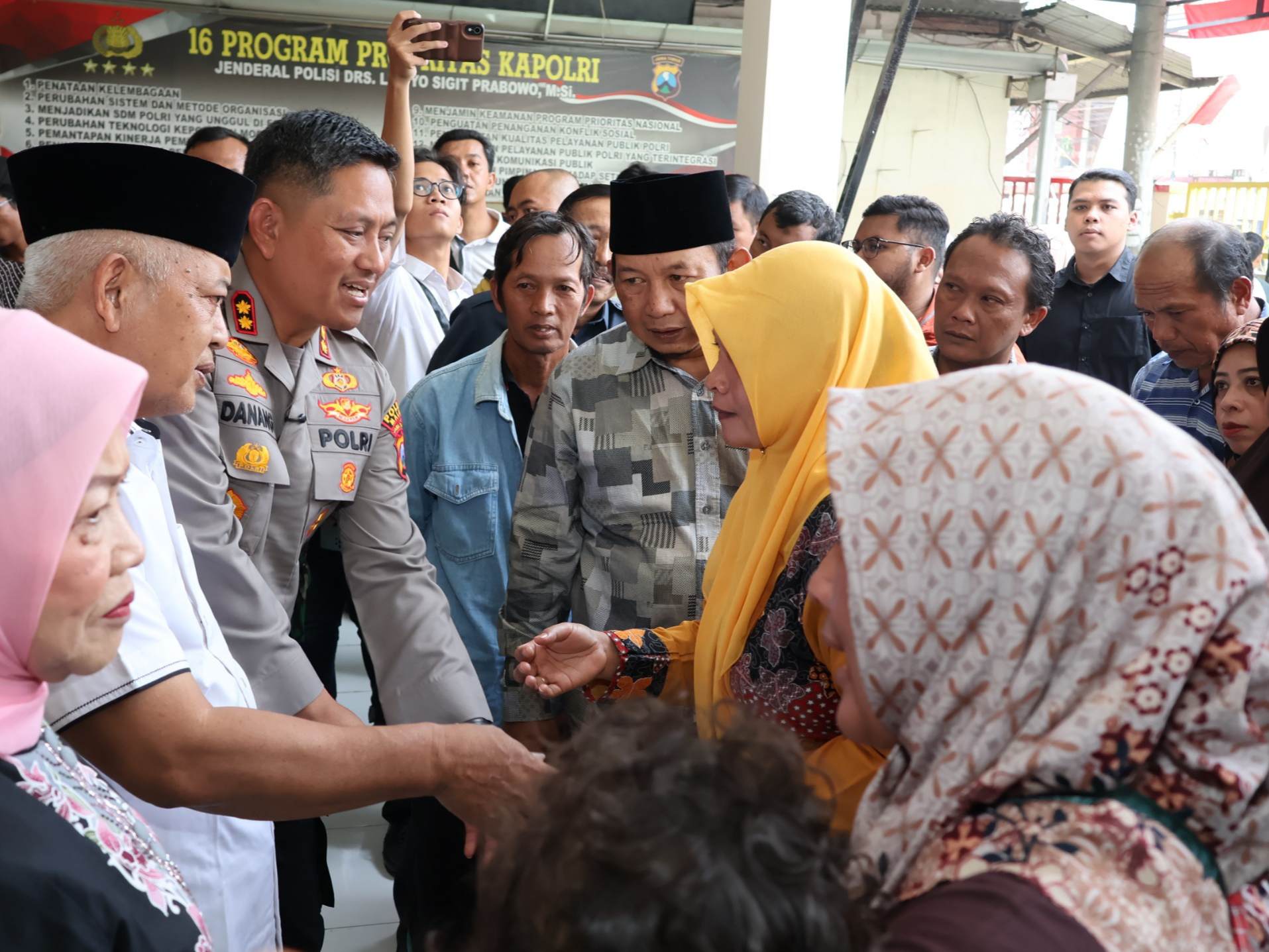Kapolres Malang Ajak Keluarga Terduga Pelaku Kunjungi Fasilitas yang Dirusak