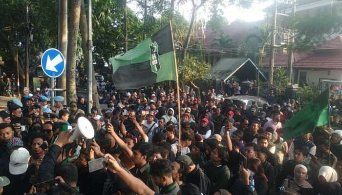 Ratusan Massa HMI Malang Gelar Aksi di Depan Gedung DPRD, Bubar Usai Ditemui Ketua DPRD Kota Malang