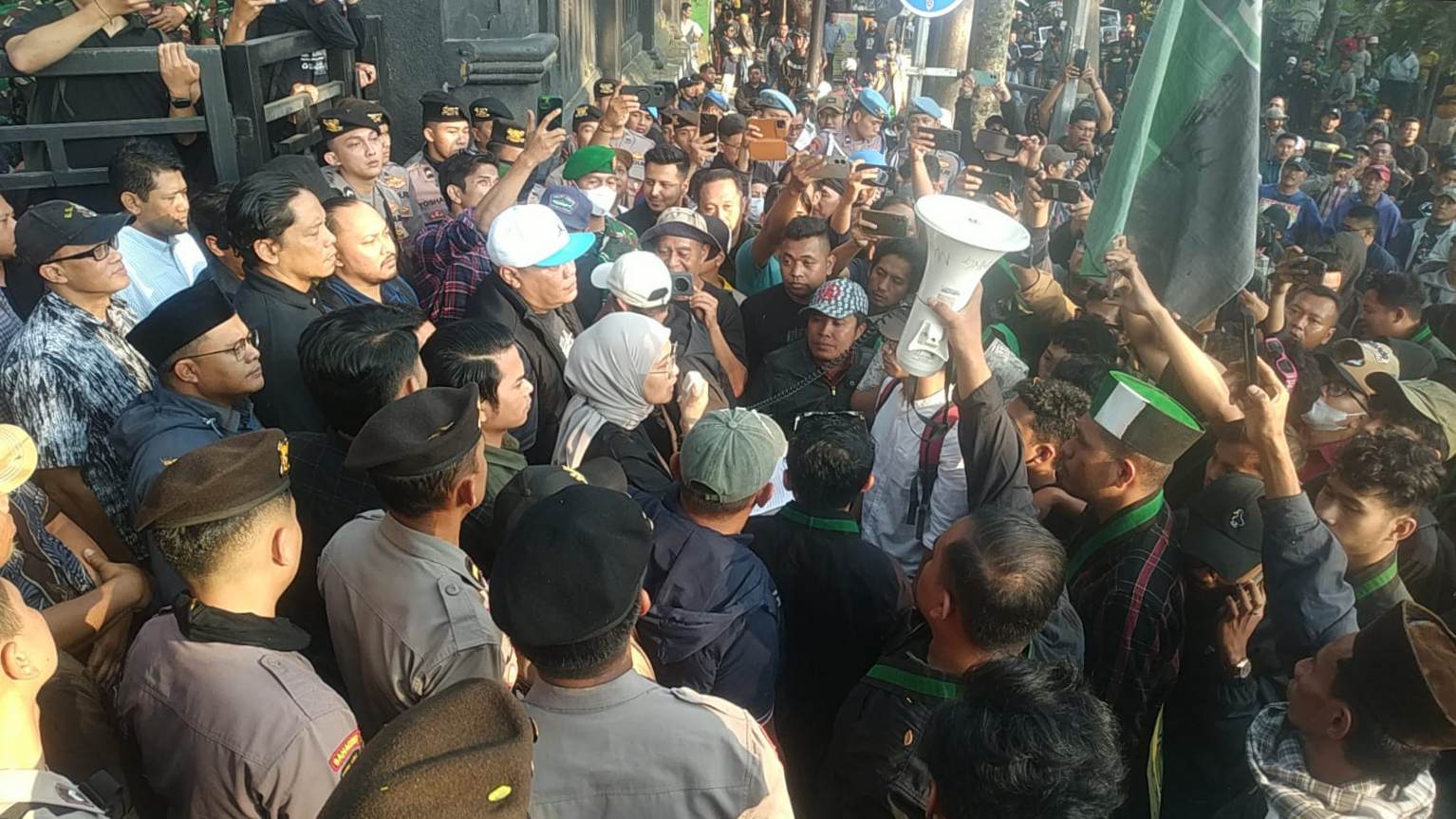 Aksi HMI Malang Memanas, DPRD Kota Malang Tunduk Tandatangani 9 Poin Tuntutan