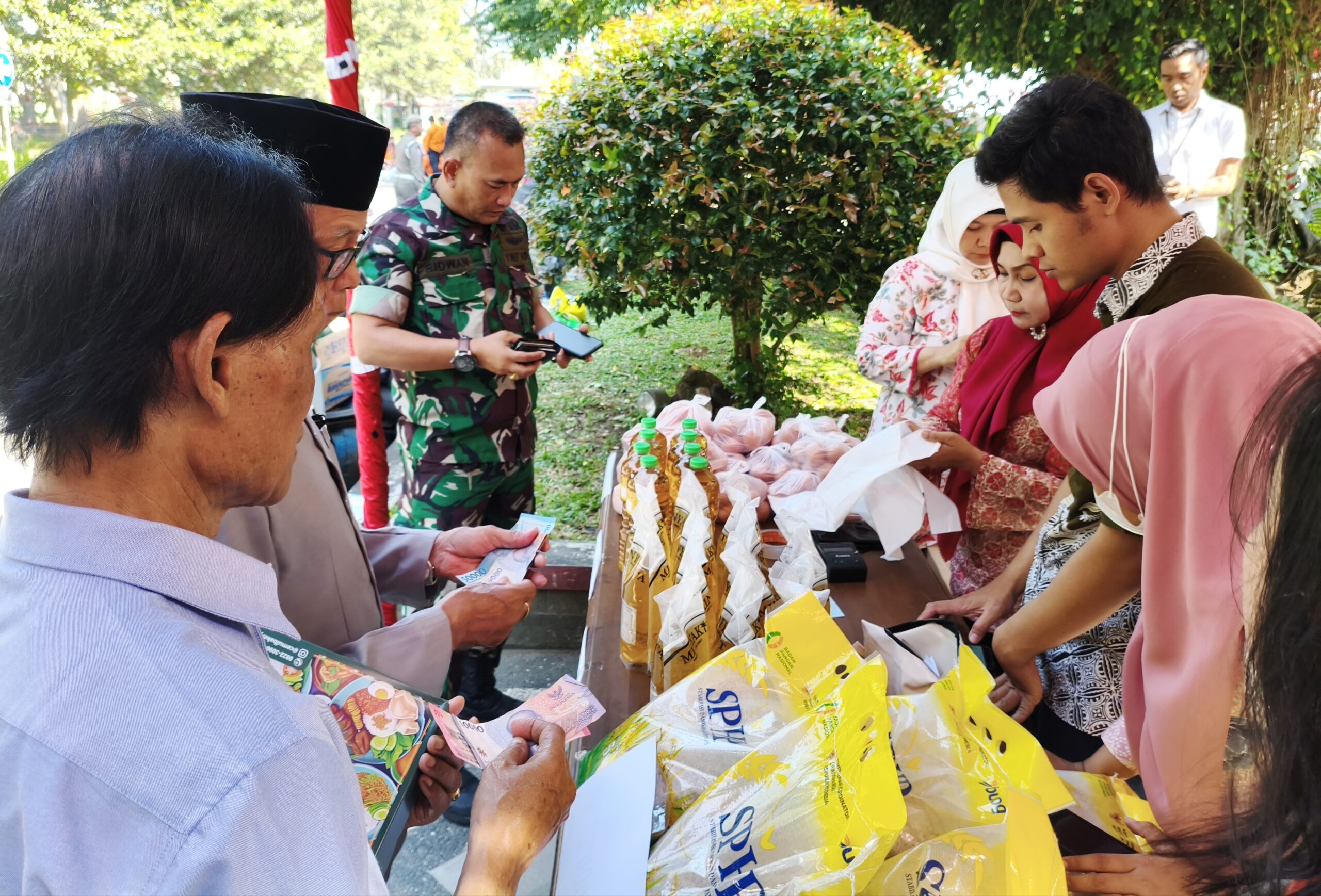 Pemerintah Kabupaten (Pemkab) Malang semakin gencar memperkuat ketahanan pangan sekaligus menjaga stabilitas ekonomi masyarakat melalui program Gerakan Pangan Murah (GPM). Inisiatif ini menjadi strategi jitu Pemkab Malang untuk mengendalikan inflasi sekaligus memastikan kebutuhan pokok masyarakat tetap terjangkau.