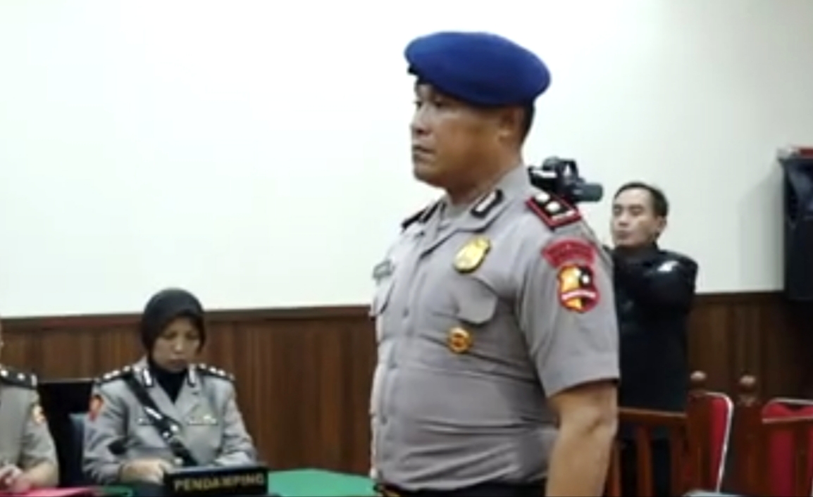 Sidang Kode Etik Profesi (KKEP) Polri memutuskan sanksi tegas kepada Kompol Cosmas Kaju Gae, Komandan Batalyon Resimen IV Korbrimob Polri, berupa pemberhentian tidak dengan hormat (PTDH) atau pemecatan dari kepolisian. Keputusan itu dibacakan langsung Ketua Majelis Hakim KKEP, Kombes Heri Setiawan, di Gedung TNCC Polri, Jakarta Selatan, Rabu (3/9/2025).