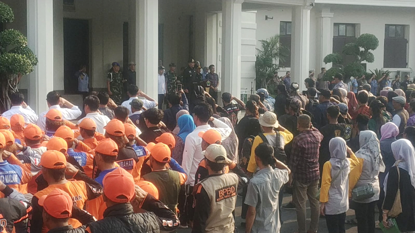 Suasana halaman Balai Kota Malang dipenuhi ribuan peserta dari berbagai elemen masyarakat. Mereka berkumpul dalam Apel Sinergi Ngalam Mbois Guyub Damai 'Jogo Kota Malang' yang digelar Pemerintah Kota Malang bersama Forkopimda, Kamis (4/9/2025) sore