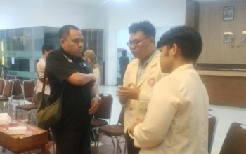 Audiensi puluhan mahasiswa yang tergabung dalam Cipayung Plus dengan DPRD Kota Malang pada Kamis (4/9/2025) berlangsung hangat. Selain isu gaji guru honorer dan GTT, para mahasiswa juga menyinggung lemahnya akuntabilitas pemerintah kota dalam mengelola anggaran.