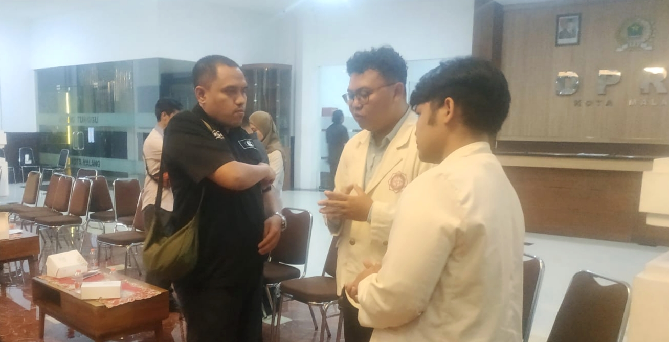 Audiensi puluhan mahasiswa yang tergabung dalam Cipayung Plus dengan DPRD Kota Malang pada Kamis (4/9/2025) berlangsung hangat. Selain isu gaji guru honorer dan GTT, para mahasiswa juga menyinggung lemahnya akuntabilitas pemerintah kota dalam mengelola anggaran.