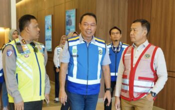 Arus balik libur panjang Maulid Nabi Muhammad SAW 1447 H mulai terasa di berbagai ruas jalan tol utama menuju Jakarta dan sekitarnya. PT Jasa Marga (Persero) Tbk mencatat pergerakan kendaraan kembali ke Jabotabek sudah meningkat sejak Sabtu (6/9/2025) hingga Minggu (7/9/2025) pagi dengan total 161.413 unit kendaraan, naik 25,65 persen dibanding lalu lintas normal.