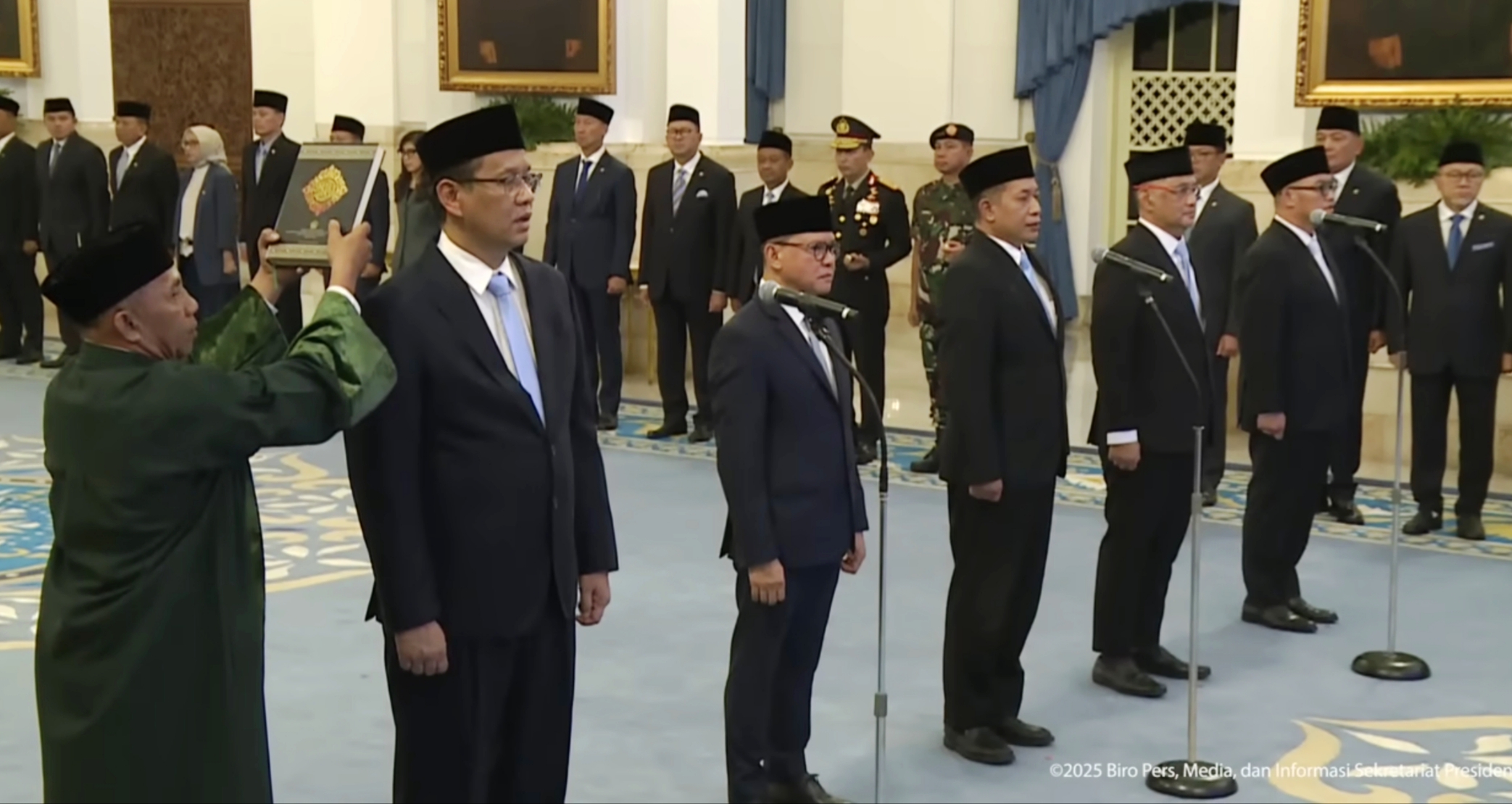 Presiden Republik Indonesia Prabowo Subianto melakukan reshuffle Kabinet Merah Putih dengan mengganti lima pos kementerian strategis sekaligus melantik Menteri Haji dan Umrah pertama di Indonesia pada Senin (08/09/2025).