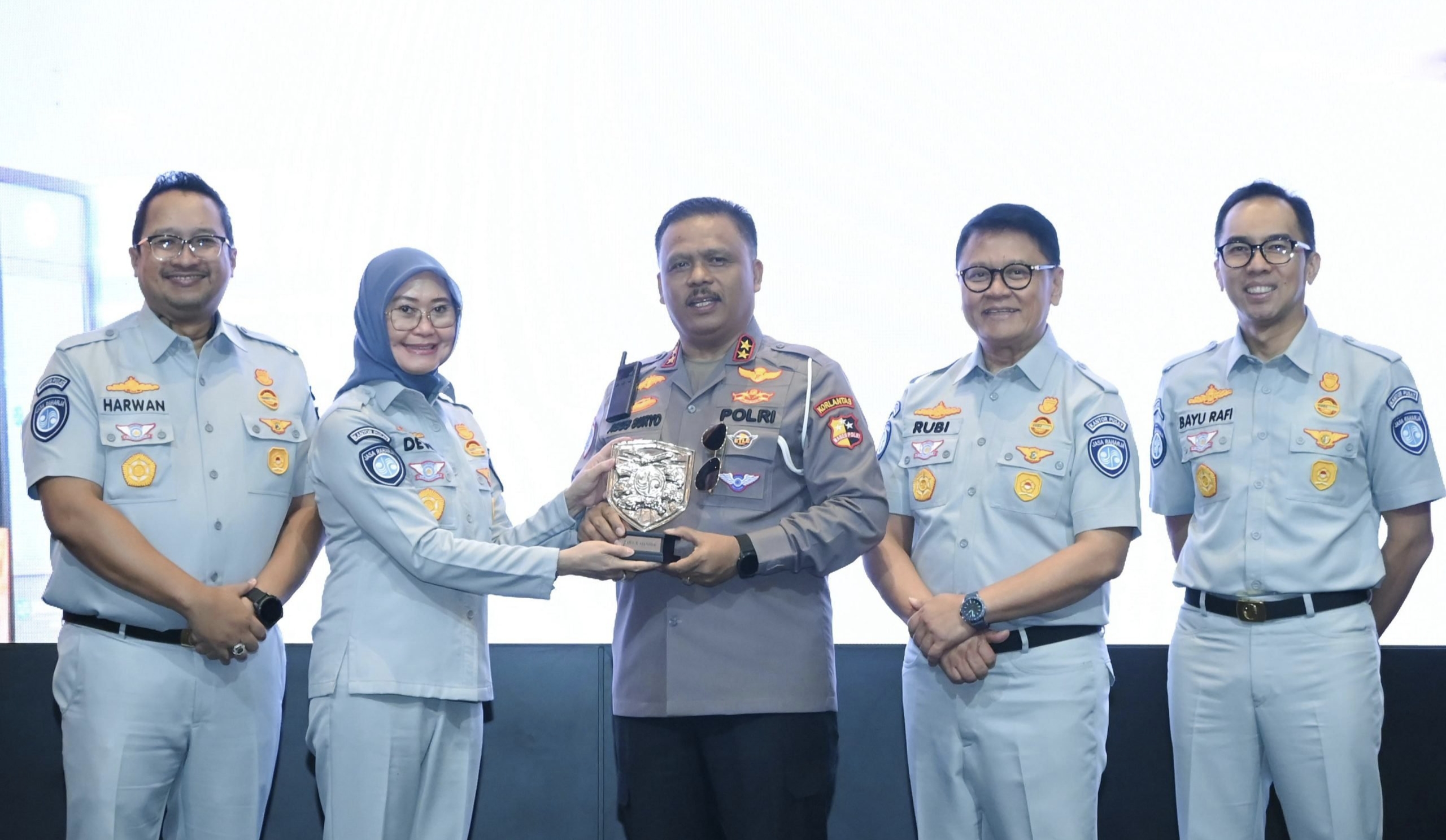 Dalam mempercepat layanan bagi korban kecelakaan lalu lintas, Korps Lalu Lintas (Korlantas) Polri bersama PT Jasa Raharja (Persero) menandatangani perjanjian kerja sama baru yang menitikberatkan pada percepatan penyaluran santunan, transparansi pelayanan serta program pencegahan kecelakaan di jalan raya.