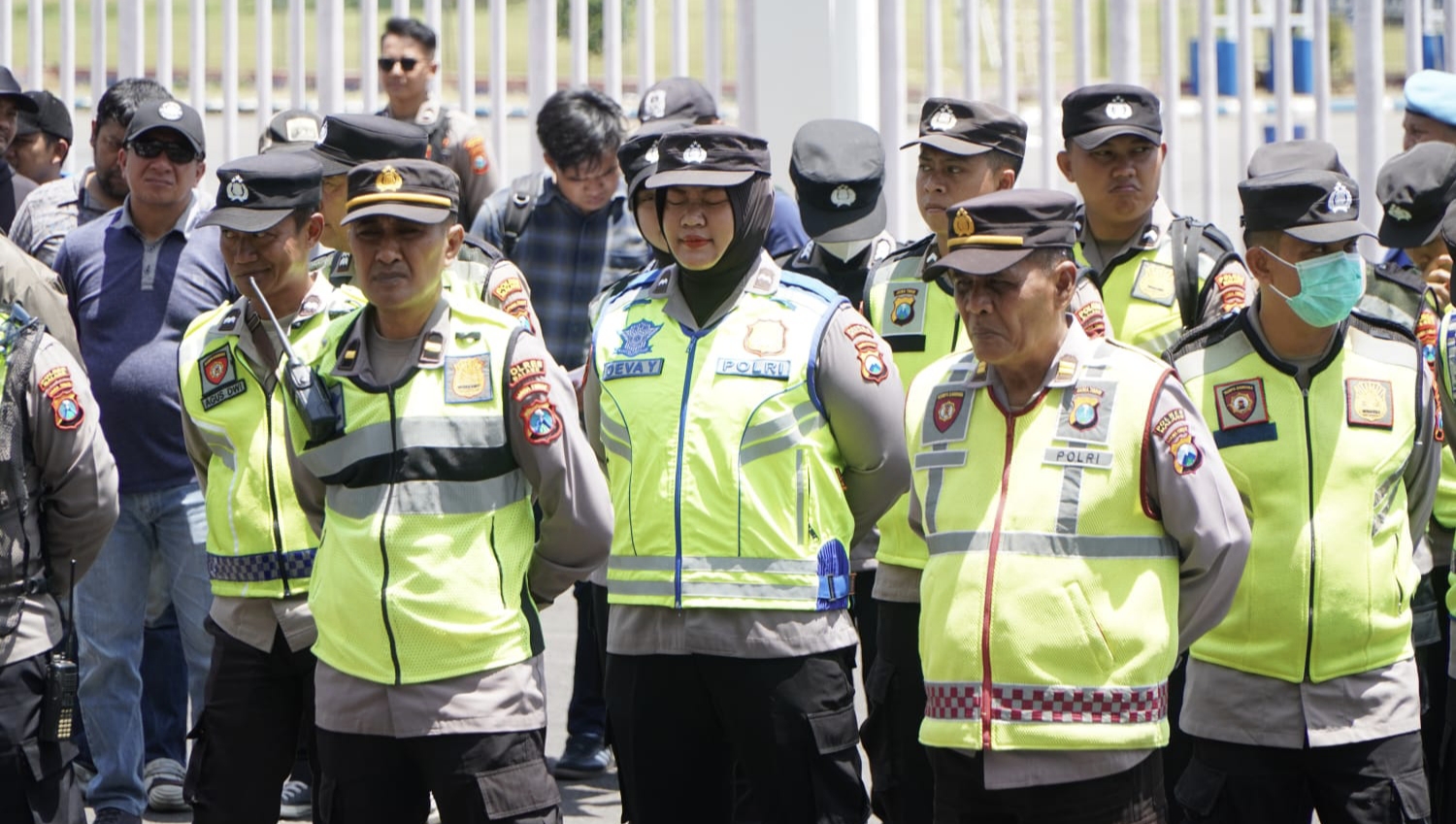Pertandingan antara Arema FC melawan Dewa United Banten FC di Stadion Kanjuruhan, Kabupaten Malang, Sabtu (13/9/2025), mendapat pengamanan ketat. Polres Malang mengerahkan lebih dari 600 personel gabungan dalam memastikan laga berjalan aman.