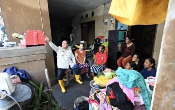 Presiden RI Prabowo Subianto melakukan blusukan ke gang sempit yang terdampak banjir di Kabupaten Badung, Bali pada Sabtu (13/09).