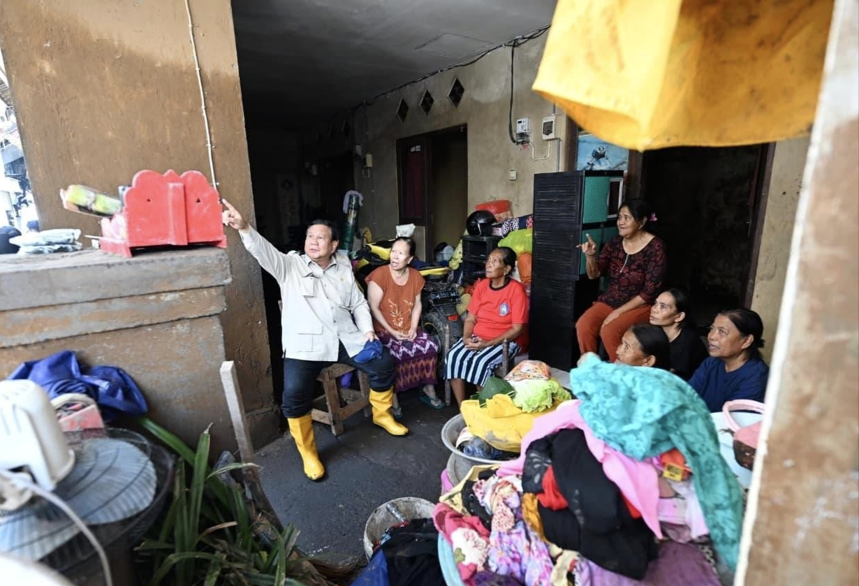 Presiden RI Prabowo Subianto melakukan blusukan ke gang sempit yang terdampak banjir di Kabupaten Badung, Bali pada Sabtu (13/09).