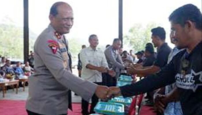 Kapolda Jatim Bagikan Sembako untuk Nelayan Pacitan di Hari Lalu Lintas Bhayangkara ke-70