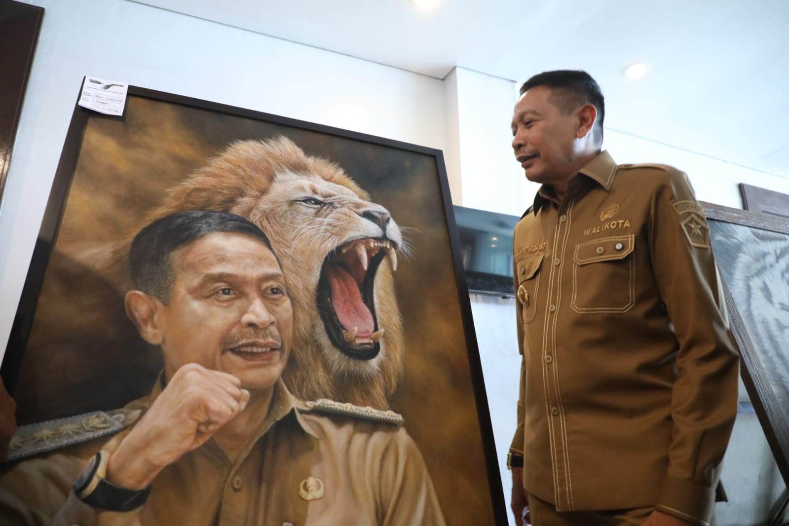 Wali Kota Malang Kagumi Lukisan Dirinya Berlatarkan Singa, Langsung Ditebus Rp 25 Juta