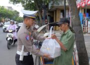 Menyambut Hari Lalu Lintas Bhayangkara ke-70, Satlantas Polres Malang menggelar aksi sosial dengan membagikan 125 paket sembako kepada masyarakat di Kecamatan Kepanjen, Senin (15/9/2025). Paket sembako ini menyasar tukang becak, pemulung, pengemudi ojek online, dan warga kurang mampu.