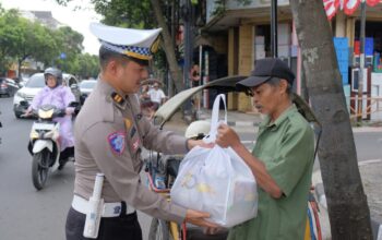 Menyambut Hari Lalu Lintas Bhayangkara ke-70, Satlantas Polres Malang menggelar aksi sosial dengan membagikan 125 paket sembako kepada masyarakat di Kecamatan Kepanjen, Senin (15/9/2025). Paket sembako ini menyasar tukang becak, pemulung, pengemudi ojek online, dan warga kurang mampu.