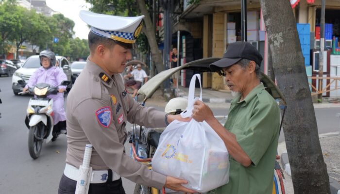 Satlantas Polres Malang Tebar Kepedulian, Bagikan 125 Paket Sembako untuk Warga