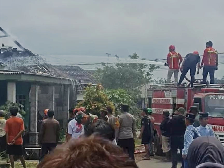 Kebakaran hebat melanda rumah milik Sugito, warga Dusun Kasembon, Desa Krajan, RT 12 RW 03, Kecamatan Bululawang, Kabupaten Malang, Kamis (18/9/2025) sekitar pukul 11.30 WIB. Dalam hitungan menit, rumah berukuran sekitar 8 x 12 meter itu ludes setelah dilalap si jago merah.