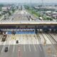 PT Jasamarga Transjawa Tol (JTT) kembali melakukan langkah strategis dengan memperluas kapasitas Jalan Tol Surabaya–Gempol (Surgem). Proyek pelebaran ini difokuskan di segmen Kejapanan–Gempol, mulai KM 769+450 hingga KM 772+650 sebagai antisipasi peningkatan volume kendaraan, khususnya saat musim liburan.