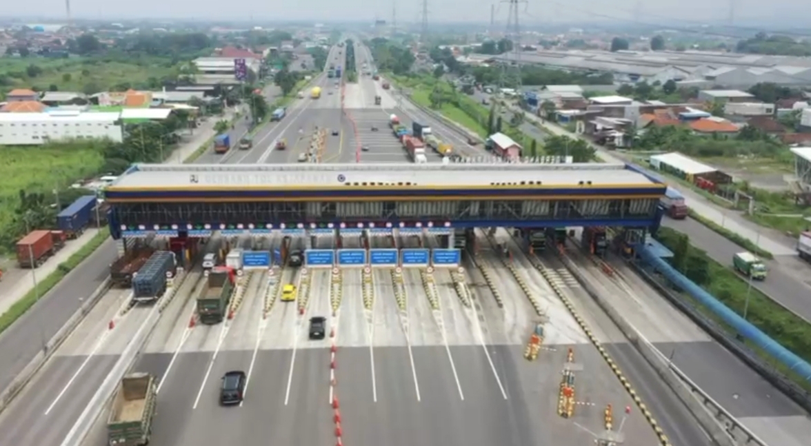 PT Jasamarga Transjawa Tol (JTT) kembali melakukan langkah strategis dengan memperluas kapasitas Jalan Tol Surabaya–Gempol (Surgem). Proyek pelebaran ini difokuskan di segmen Kejapanan–Gempol, mulai KM 769+450 hingga KM 772+650 sebagai antisipasi peningkatan volume kendaraan, khususnya saat musim liburan.