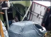 Warga Panik, Truk Box Alfamart Oleng, Rumah dan Mobil Diseruduk