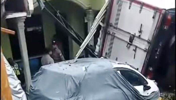 Warga Panik, Truk Box Alfamart Oleng, Rumah dan Mobil Diseruduk