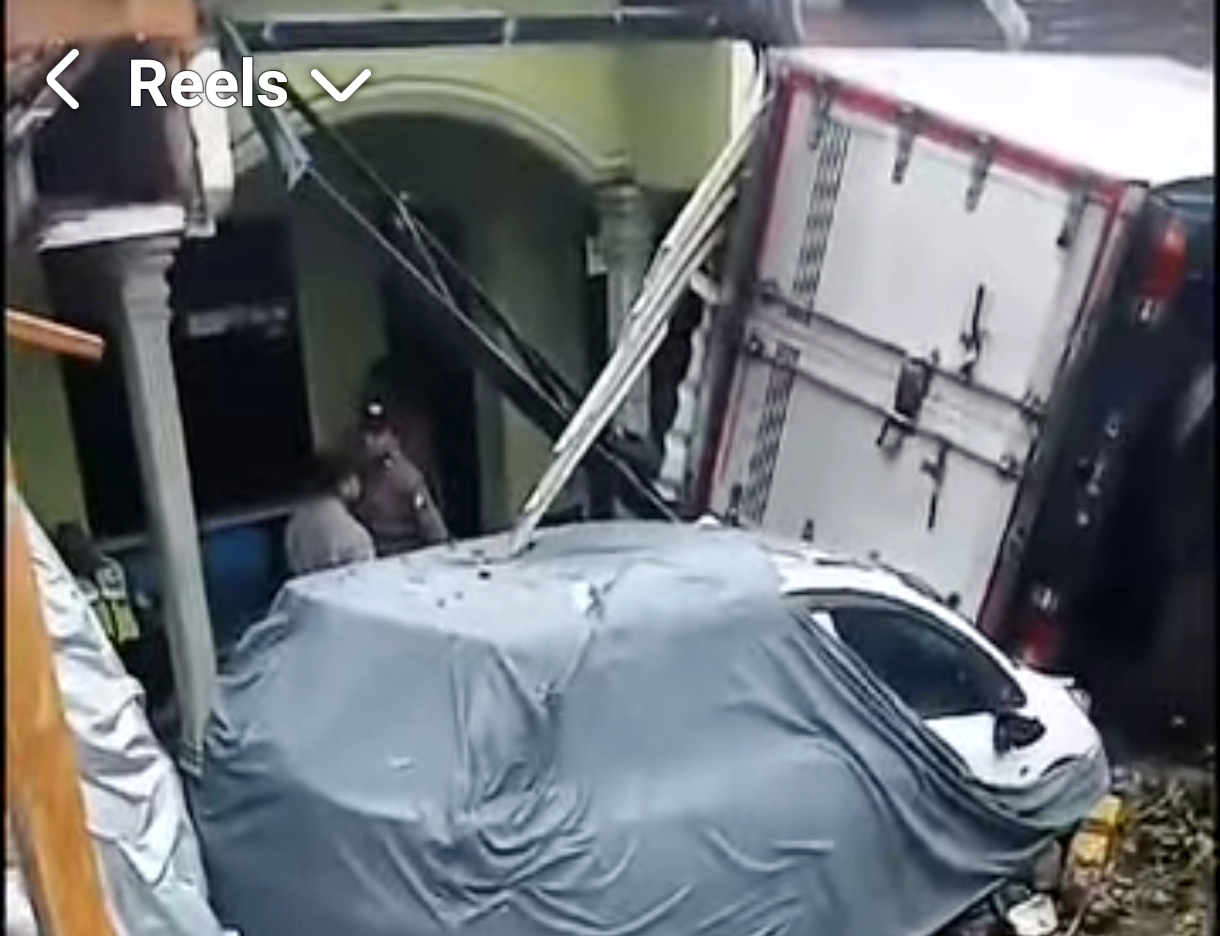 Kecelakaan tunggal melibatkan truk box bermuatan milik Alfamart terjadi di Jalan Raya Ngantang, Desa Mulyorejo, Kecamatan Ngantang, Kabupaten Malang, Kamis (18/9). Peristiwa ini membuat warga sekitar panik setelah mendengar dentuman keras saat kendaraan menabrak rumah warga.