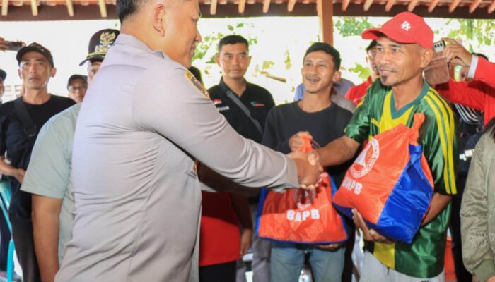 Polres Malang Pastikan Bantuan Banjir Sitiarjo Tersalurkan Langsung ke Warga