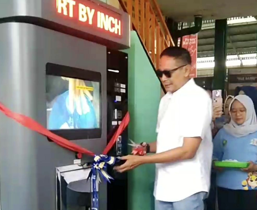 Pemerintah Kota Malang kembali meluncurkan layanan publik yang dekat dengan kebutuhan warga. Minggu (21/9/2025), Wali Kota Malang, Dr. Ir. Wahyu Hidayat, meresmikan pengoperasian mesin Stasiun Pengisian Air Minum (SPAM) di Pasar Klojen.