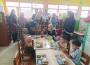 Hangatnya Babinsa Kiduldalem Saat Suapi Anak PAUD di Kegiatan MBG