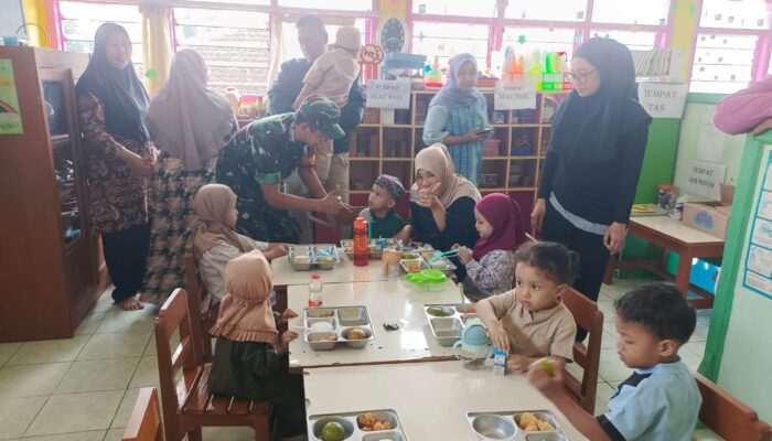 Hangatnya Babinsa Kiduldalem Saat Suapi Anak PAUD di Kegiatan MBG