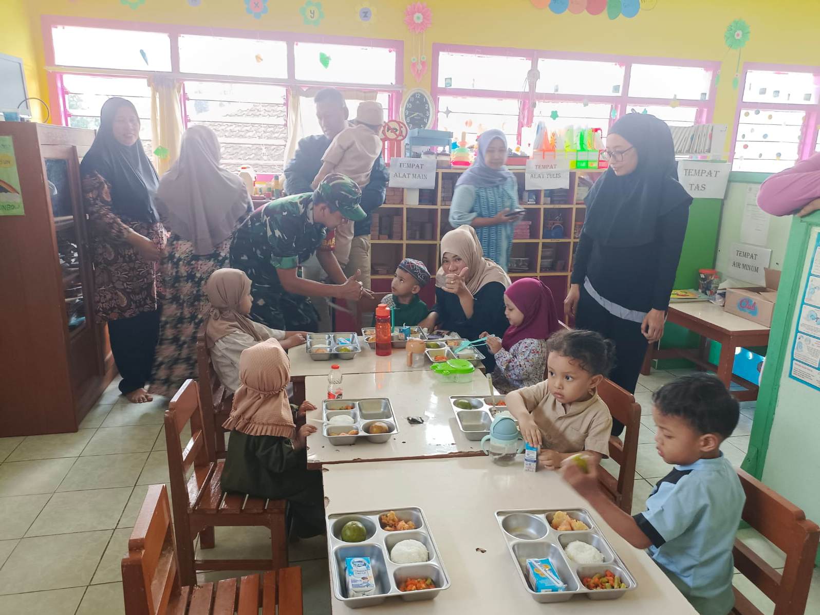 Hangatnya Babinsa Kiduldalem Saat Suapi Anak PAUD di Kegiatan MBG