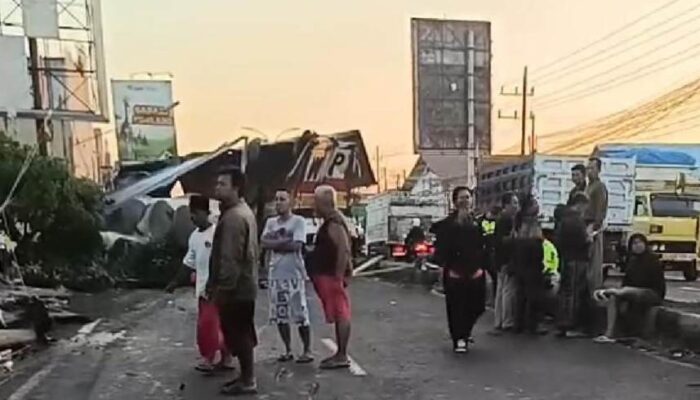 Truk Muatan Gulungan Kertas Alami Rem Blong di Jalur Purwosari, Satu Tewas dan Satu Luka