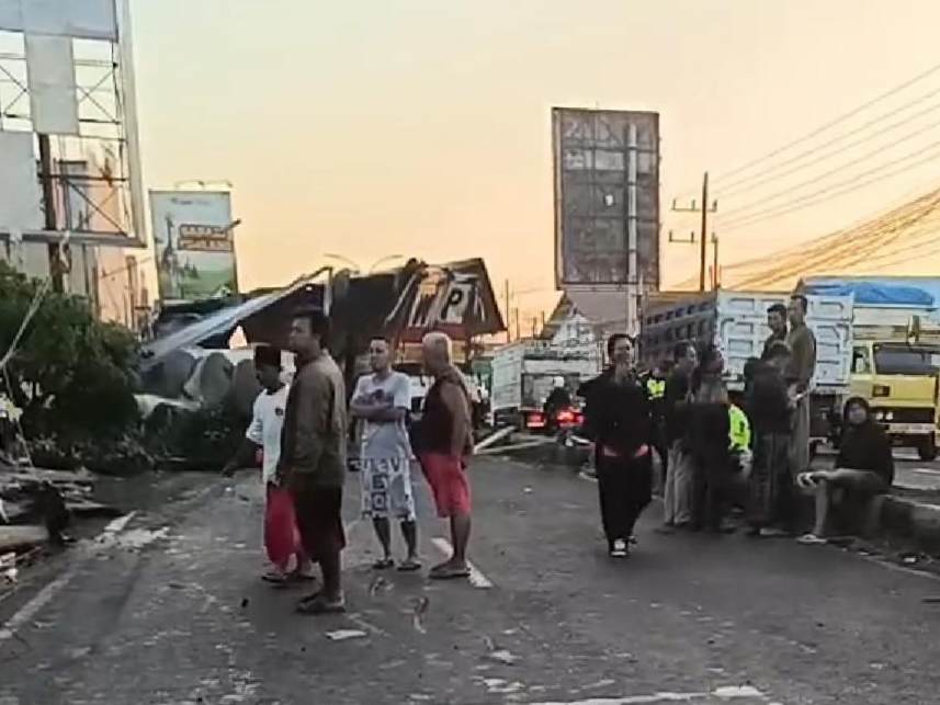 Truk Muatan Gulungan Kertas Alami Rem Blong di Jalur Purwosari, Satu Tewas dan Satu Luka