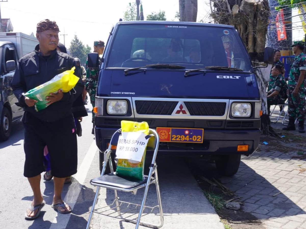 TNI AU Bersama Rakyat: Lanud Abdulrachman Saleh Tebar Berkah Beras Murah di Wendit