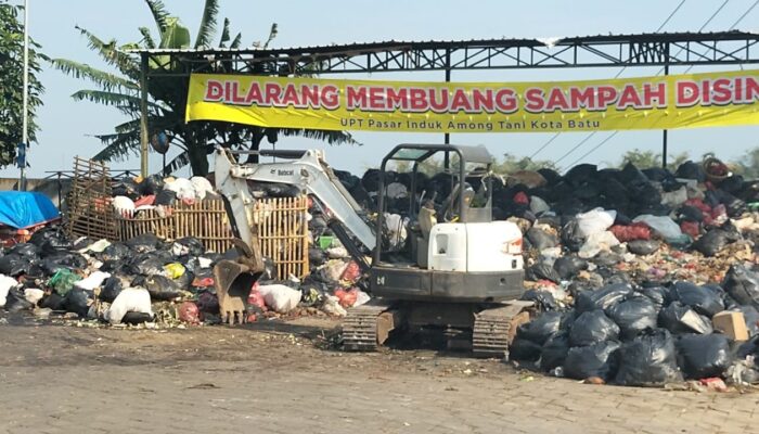 Lagi, Sampah Menumpuk di Pasar Induk Among Tani Dikeluhkan