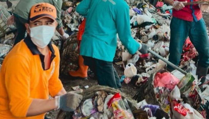 DLH Batu Kembangkan Paving Block dari Sampah Plastik