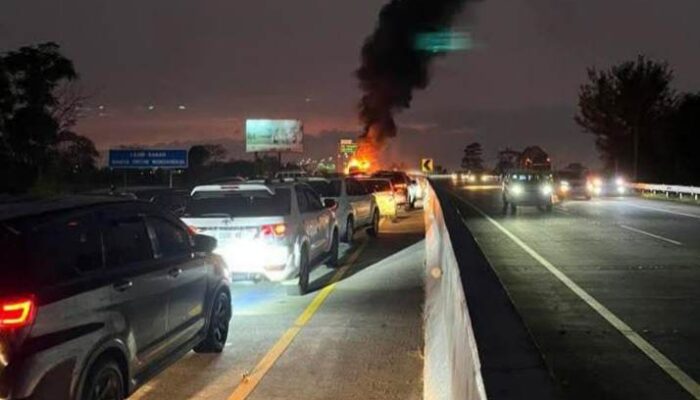 Minibus Terbakar di Exit Tol Singosari, Arus Lalu Lintas Malang–Pasuruan Lumpuh