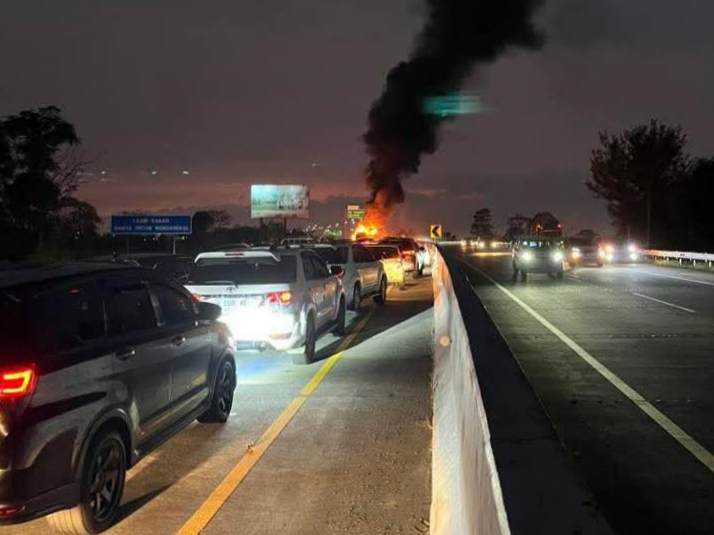 Minibus Terbakar di Exit Tol Singosari, Arus Lalu Lintas Malang–Pasuruan Lumpuh