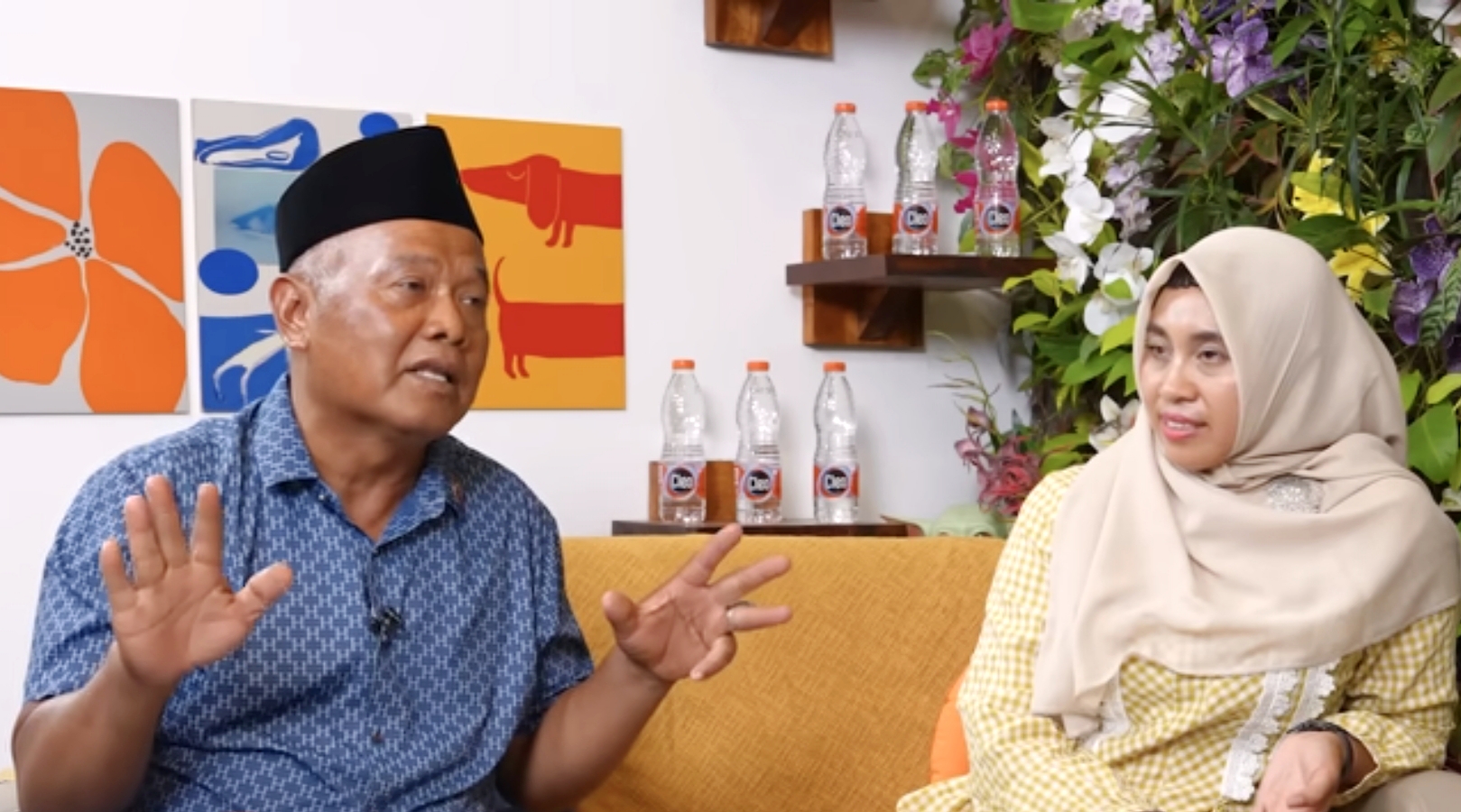 Mantan dosen UIN Malang, Imam Muslimin, bersama istrinya Rosida atau yang akrab disapa Ines, mengungkapkan pengalaman pahit mereka terkait persoalan dengan warga sekitar hingga berujung surat pengusiran dari lingkungan tempat tinggalnya.