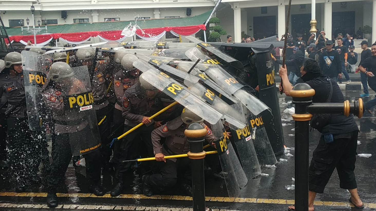 Simulasi Kontijensi di Balai Kota Malang, Aparat Peragakan Pengendalian Massa