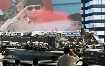 Dalam peringatan Hari Ulang Tahun ke-80 Tentara Nasional Indonesia (TNI) di Lapangan Silang Monas, Jakarta, pada Minggu (5/10), Presiden Prabowo Subianto menegaskan pentingnya kepemimpinan yang berlandaskan keteladanan dan profesionalisme di tubuh TNI.