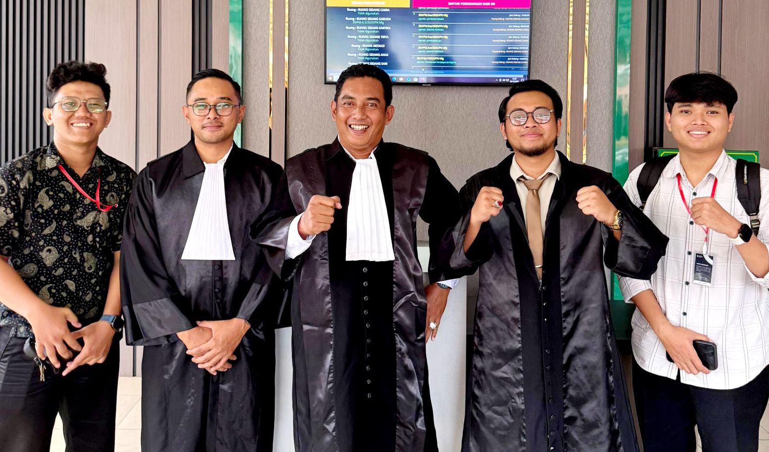 Sidang perdana kasus dugaan perzinahan yang menyeret Aparatur Sipil Negara (ASN) Pemerintah Kota Batu berinisial EFY dan seorang biduan asal Pasuruan, MPN, resmi digelar di Pengadilan Negeri (PN) Malang, Senin, 6 Oktober 2025, dengan agenda pembacaan dakwaan oleh Jaksa Penuntut Umum (JPU).