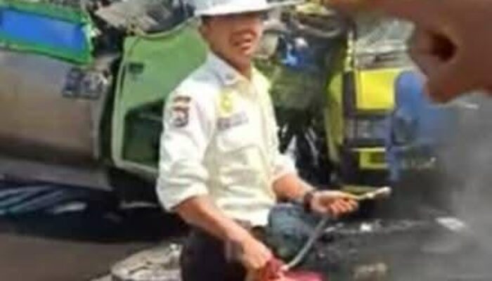 Enam Kendaraan Tabrakan Beruntun, Motor Terbakar di Depan Pos Satpam Gudang Garam