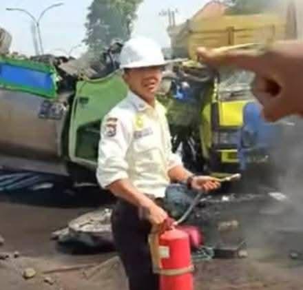 Enam Kendaraan Tabrakan Beruntun, Motor Terbakar di Depan Pos Satpam Gudang Garam