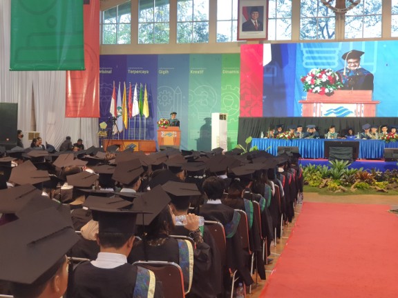 Universitas Ma Chung menggelar wisuda yang ke XV. Diikuti 287 wisudawan, mereka dicetak menjadi pribadi yang berkompeten.