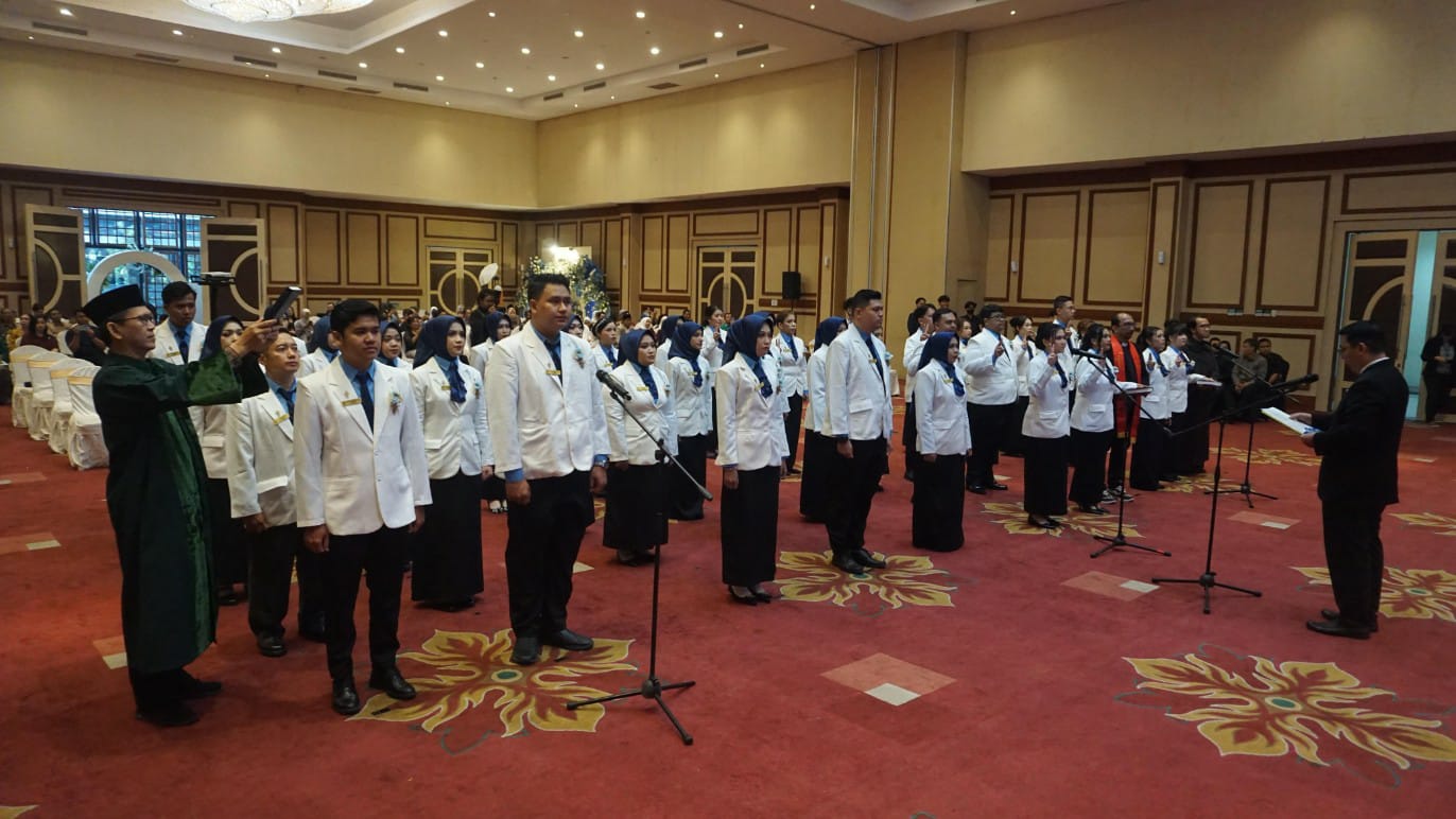 Universitas Ma Chung meraih 100 persen kelulusan apoteker baru angkatan pertama. Prosesi Sidang Terbuka dalam Rangka Pelafalan Sumpah Apoteker Batch I ini diikuti 40 mahasiswa Program Studi Pendidikan Profesi Apoteker (PSPPA).