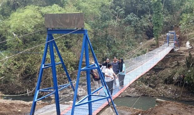 Senyum lega terpancar dari wajah warga di dua wilayah perbatasan Kota Malang. Setelah bertahun-tahun harus menempuh jalan memutar dan menyeberang sungai dengan risiko tinggi, kini mereka bisa melintas dengan aman melalui jembatan gantung baru yang menghubungkan Kelurahan Polehan, Kecamatan Blimbing dan Kelurahan Kedungkandang, Kecamatan Kedungkandang.