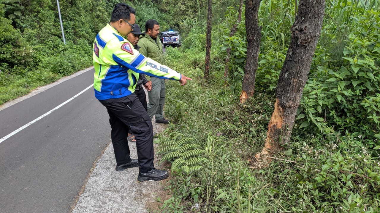 Jalur wisata Bromo di kawasan Ngadas, Kecamatan Poncokusumo, Kabupaten Malang, kembali memakan korban. Seorang pengendara motor asal Lumajang tewas setelah mengalami kecelakaan tunggal di turunan tajam Blok Wedi Ireng, Minggu (19/10/2025) sekitar pukul 04.30 WIB.