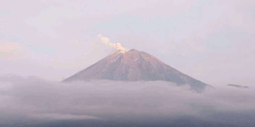 Gunung Semeru Dua Kali Erupsi, Masih Keluarkan Asap dan Lava Hingga Sore