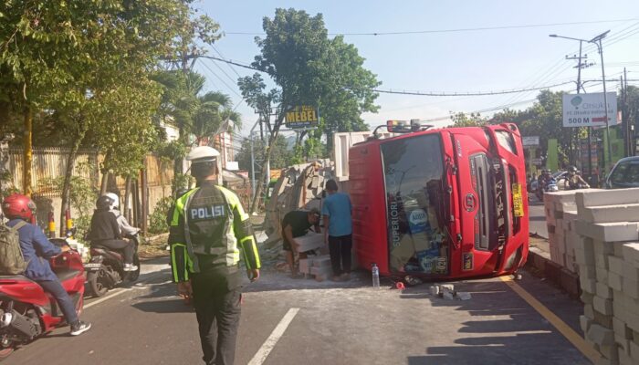 Truk Bermuatan Penuh Bata Ringan Terguling di Lawang, Median Jalan Hancur