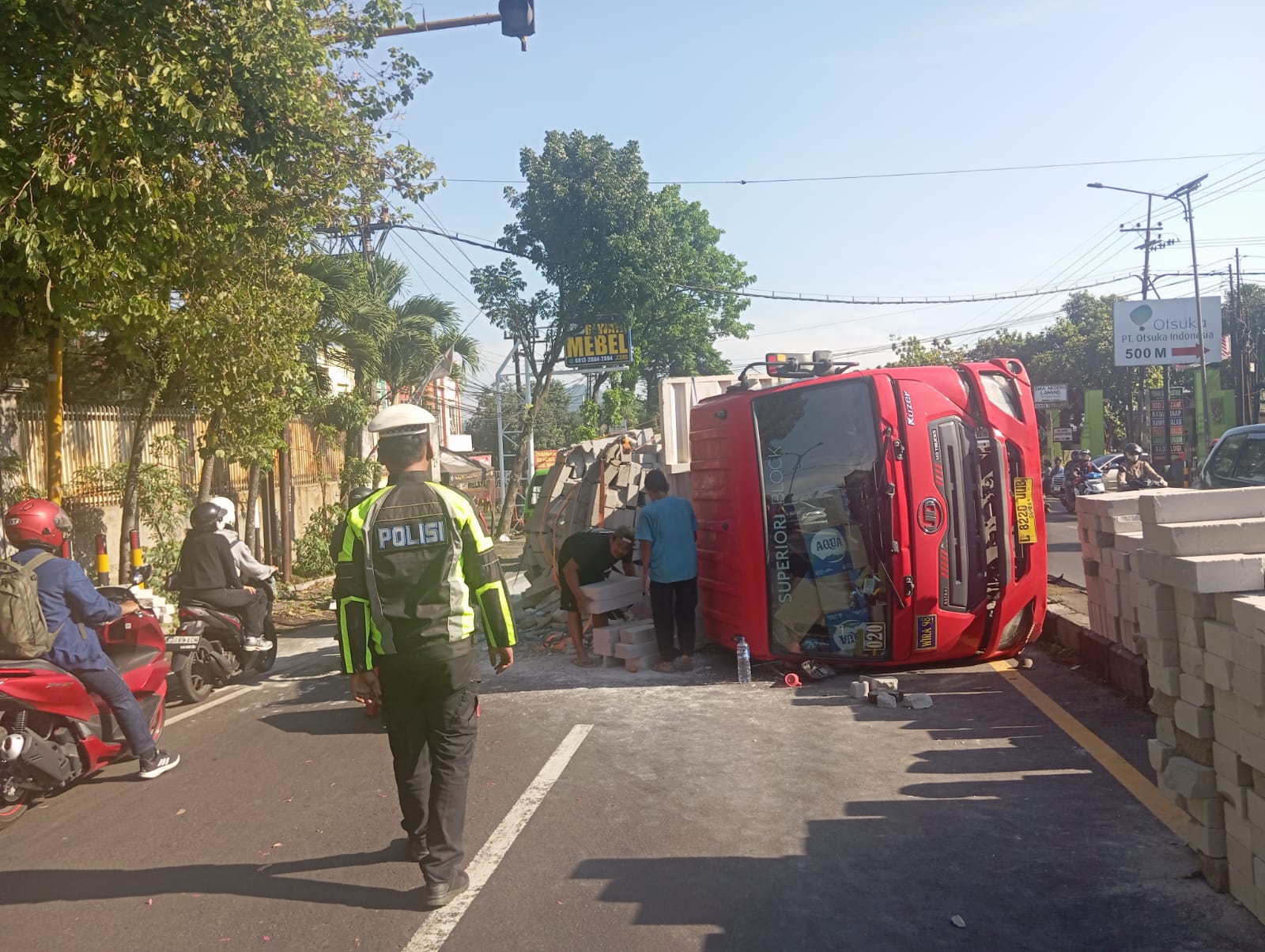 Truk Bermuatan Penuh Bata Ringan Terguling di Lawang, Median Jalan Hancur